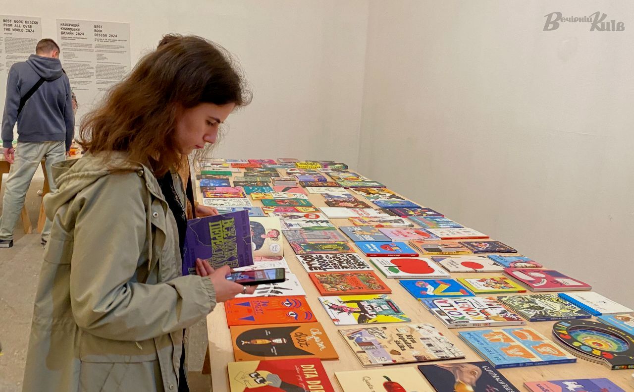 Дівчина купує книги на Книжковому Арсеналі. Фото: Марія Катаєва