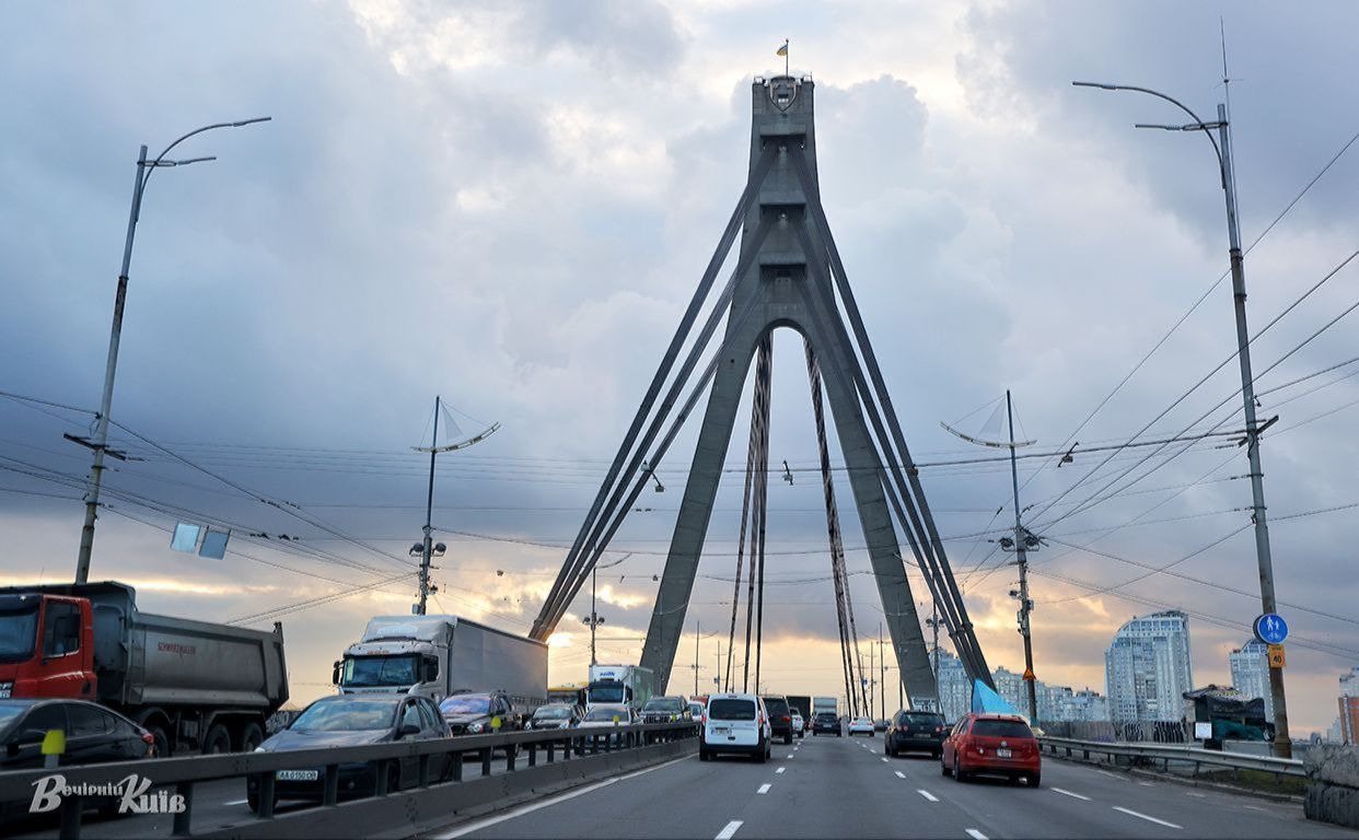 Водіїв закликають врахувати обмеження при плануванні маршруту. Фото: Борис Корпусенко