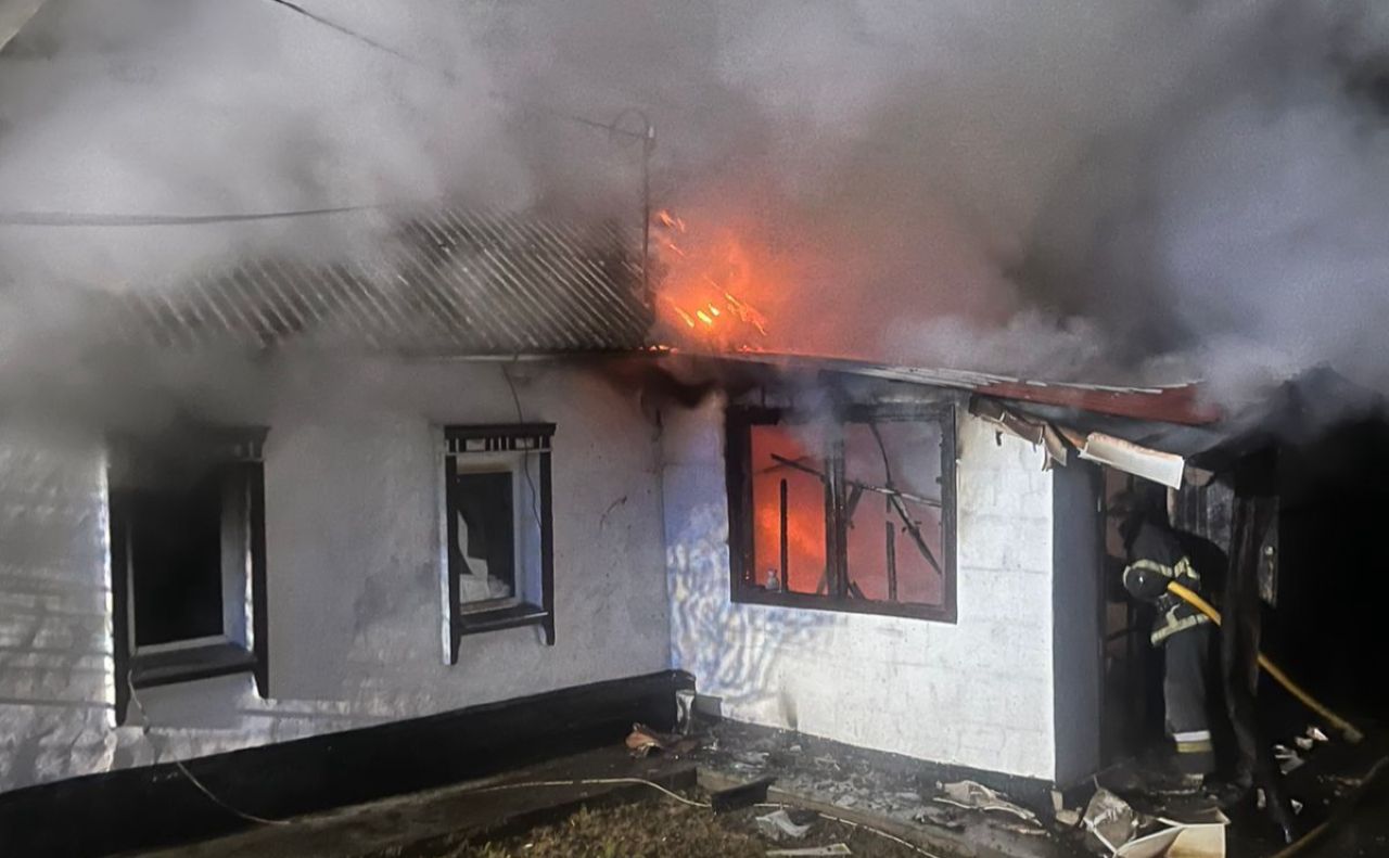 Будинок загорівся в селі Застугна. Фото: Нацполіція