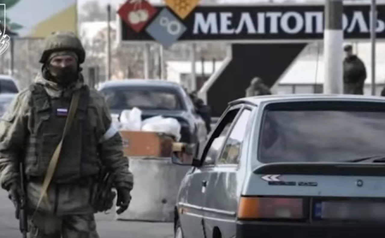 Під час окупації Мелітополя російські військові вчиняли злочини. Скрін з відео