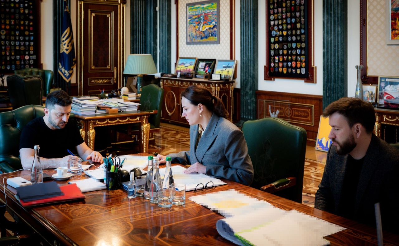 Президент України, очільниця уряду та міністр соцполітики під час наради 1 листопада. Фото: ОП