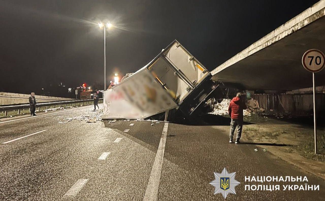 Вантажівка розвалилась на дорозі. Фото: Поліція Київщини