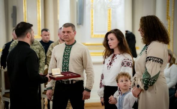 Родина загиблого пілота повітряних Сил ЗСУ Максима Устименка під час отримання найвищої нагороди. Фото: ОП