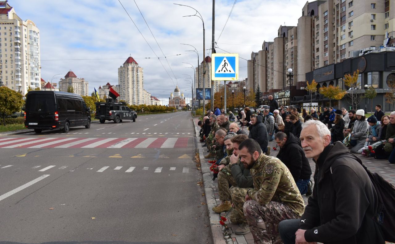 Коридор шани під час прощання із захисником. Фото: фейсбук Кирило Фесик
