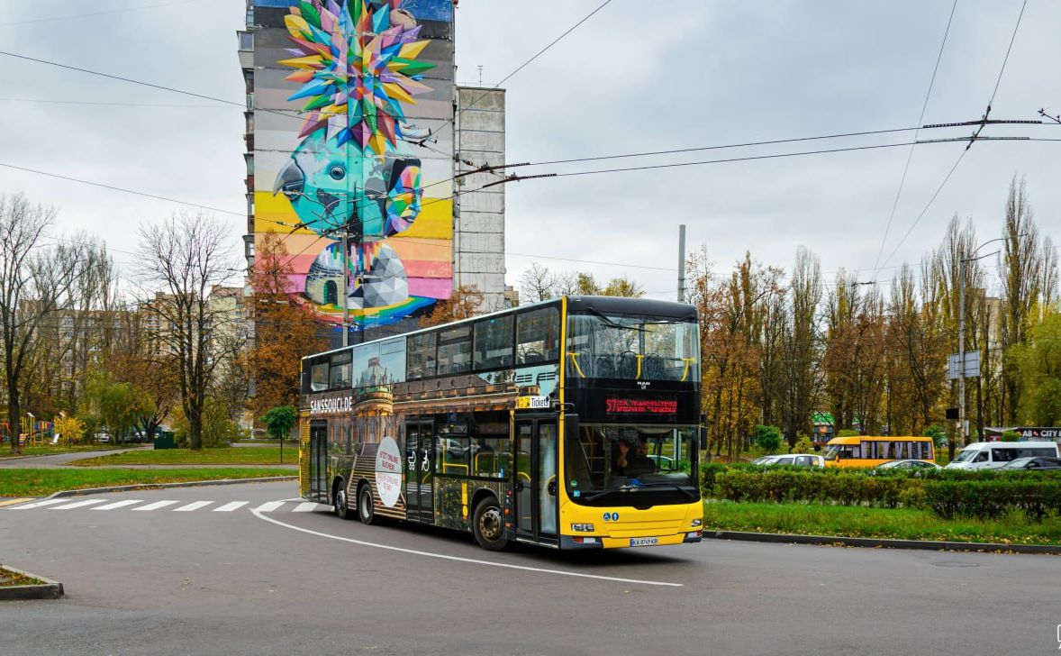Двоповерховий автобус на маршруті у Києві. Фото: alltransua