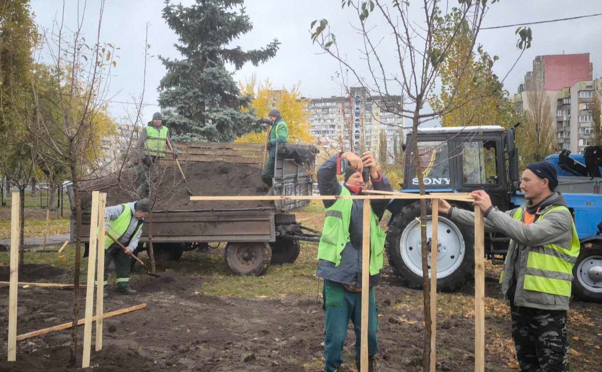 У парку висадили яблуні. Фото: КП УЗН Деснянського району