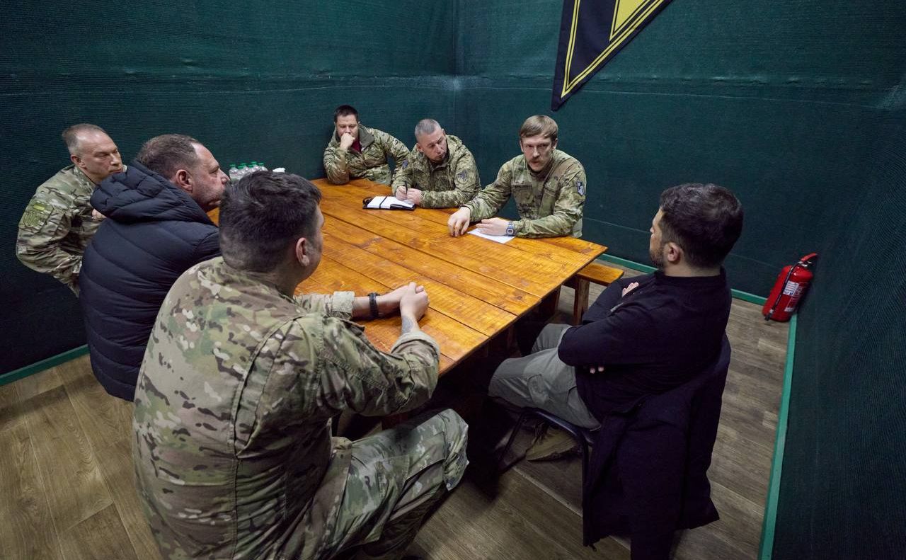 Президент під час поїздки на фронт зустрівся з бійцями «Азову» та ДШВ. Фото: ТГ Зеленського