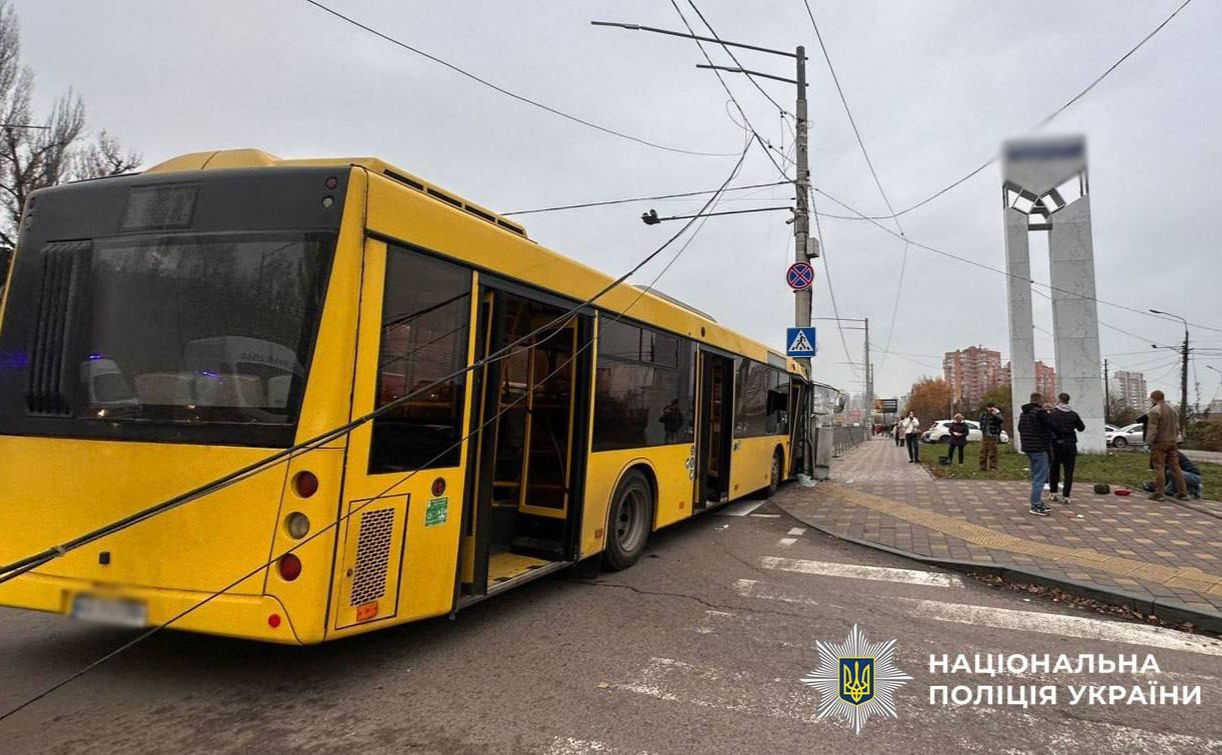 Автобус, що потрапив у ДТП. Фото: поліція Києва