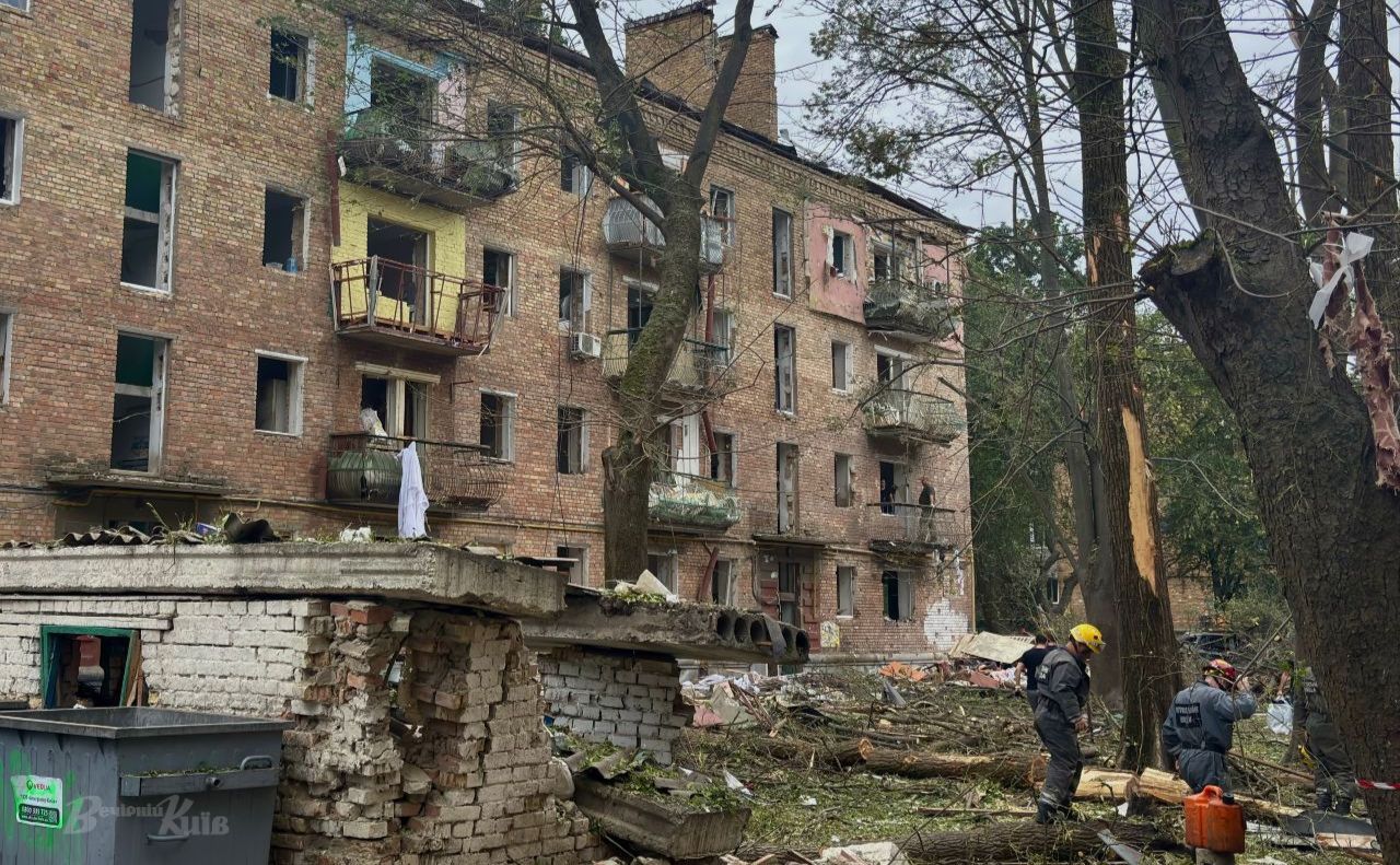Пошкоджений внаслідок обстрілів будинок. Фото: Анна Білоус