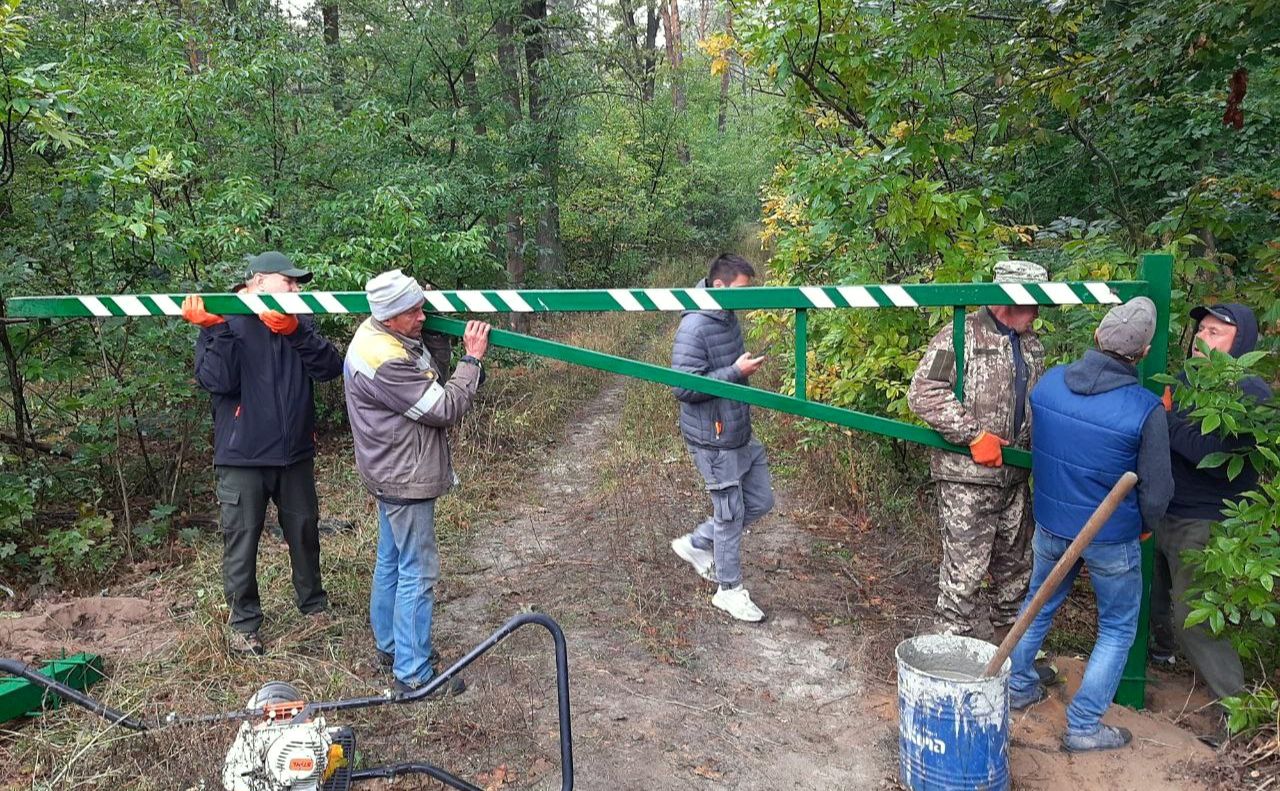 В’їзд до лісу заборонений, лісівники ставлять шлагбауми. Фото Святошинське ЛПГ