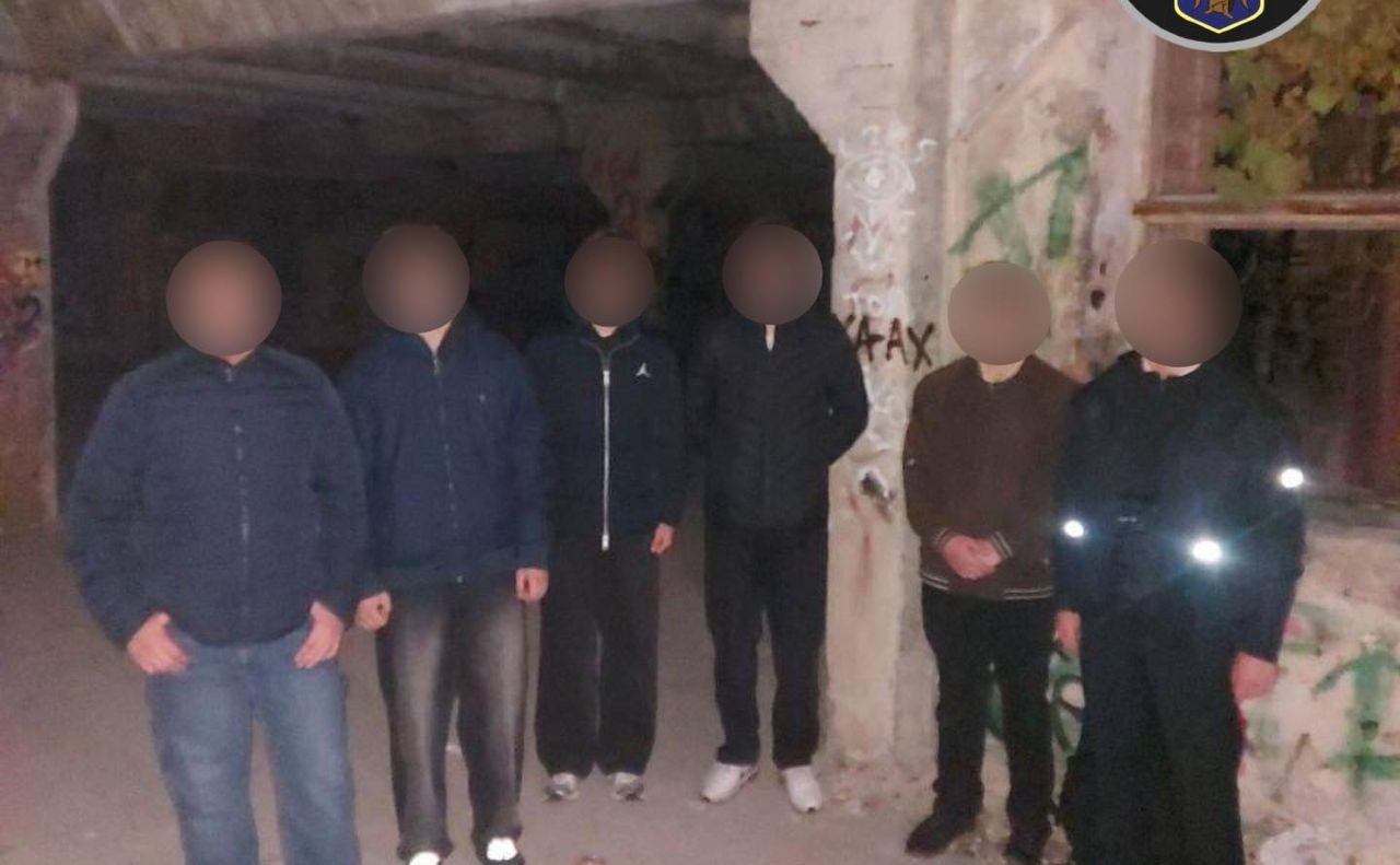 Затриманих опитали. Фото: Муніципальна охорона