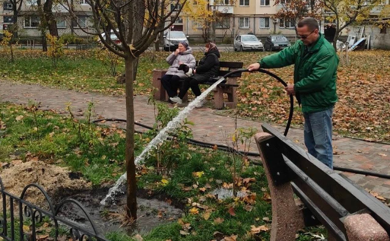Полив висаджених яблунь. Фото: КП УЗН Дніпровського району