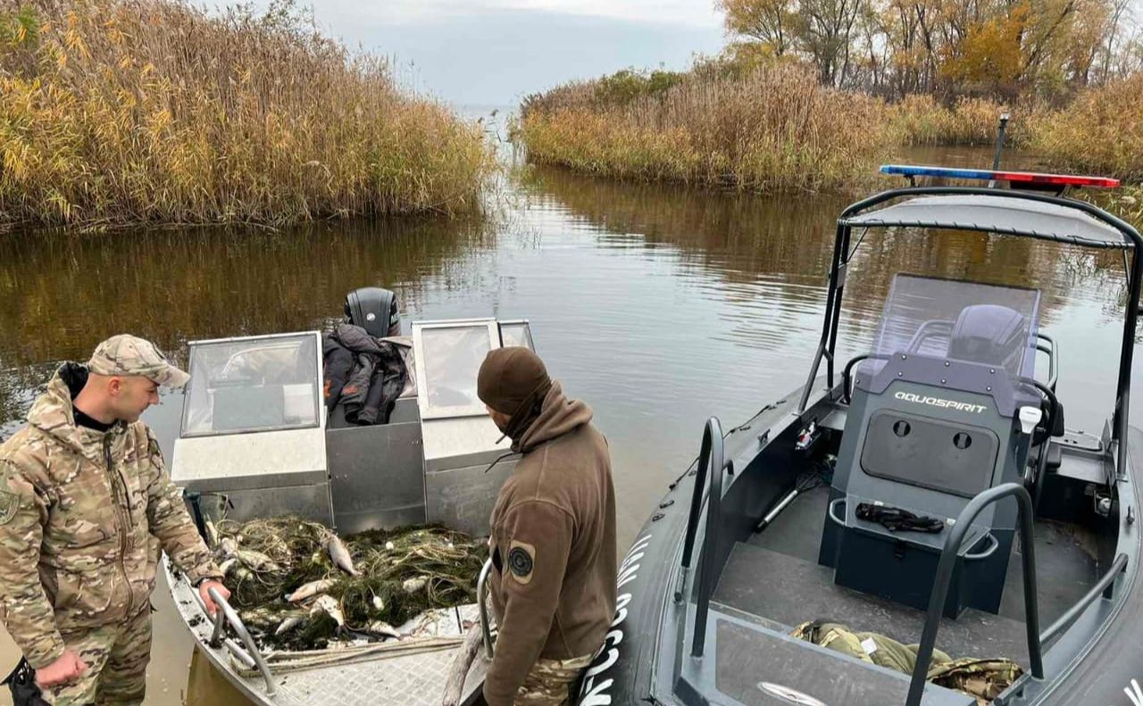 Біля Києва браконьєри наловили раків, на Канівському водосховищі — купу риби