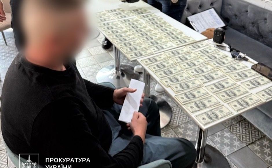 Під час обшуку знайшли валюту. Фото: Прокуратура Києва