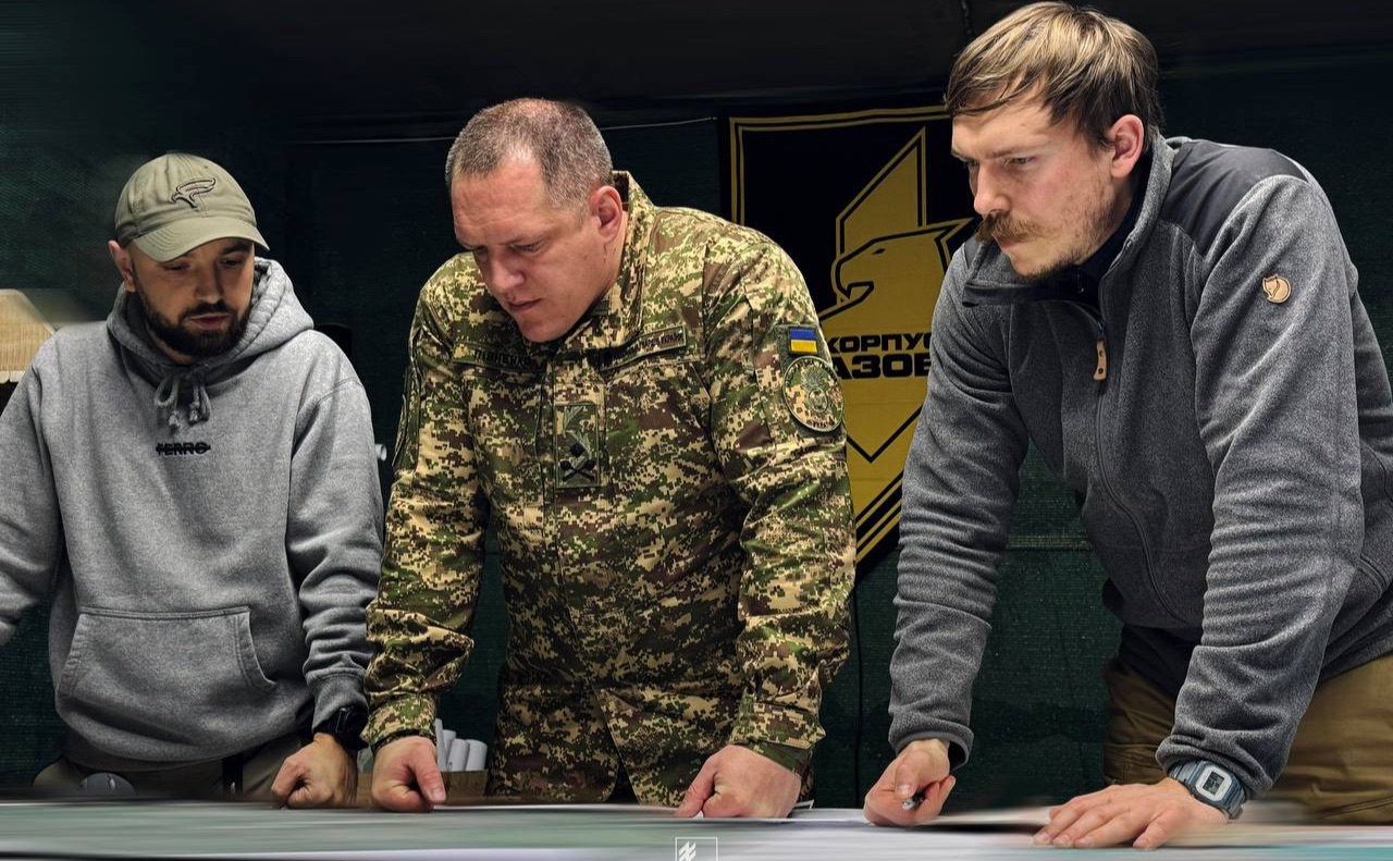 Під час візиту командувач заслухав доповідь командира корпусу Дениса «Редіса» Прокопенка. Фото: 1 корпус НГУ «Азов»