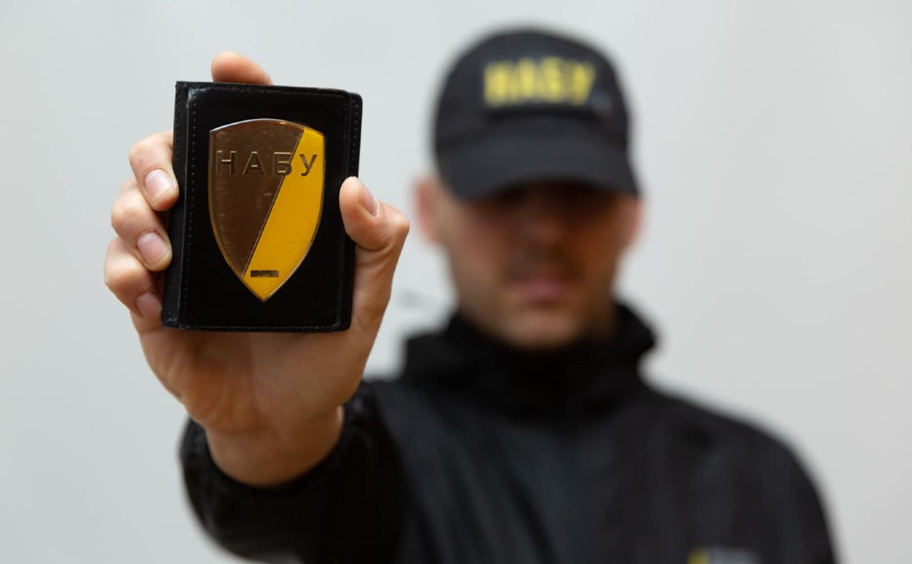 У межах операції «Мідас» детективи провели понад 70 обшуків. Фото: Facebook/НАБУ