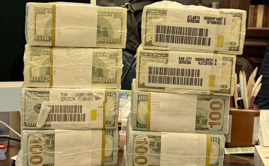Знайдені під час обшуків у фігурантів пачки доларів. Фото: НАБУ
