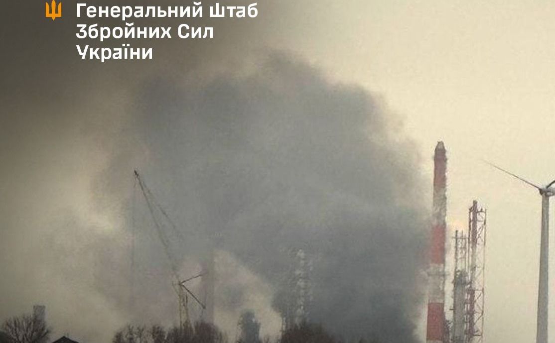 Після влучання на території заводу зафіксували вибухи та пожежу. Фото: Генштаб ЗСУ
