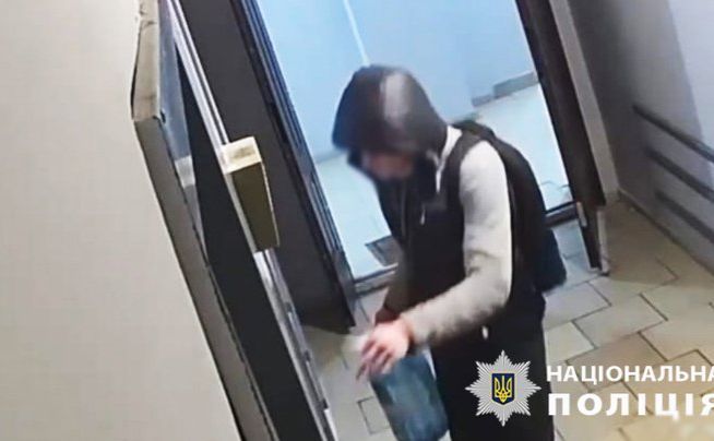 Чоловік підпалив ліфтову кабіну у багатоповерхівці Дарницького району. Фото: Нацполіція