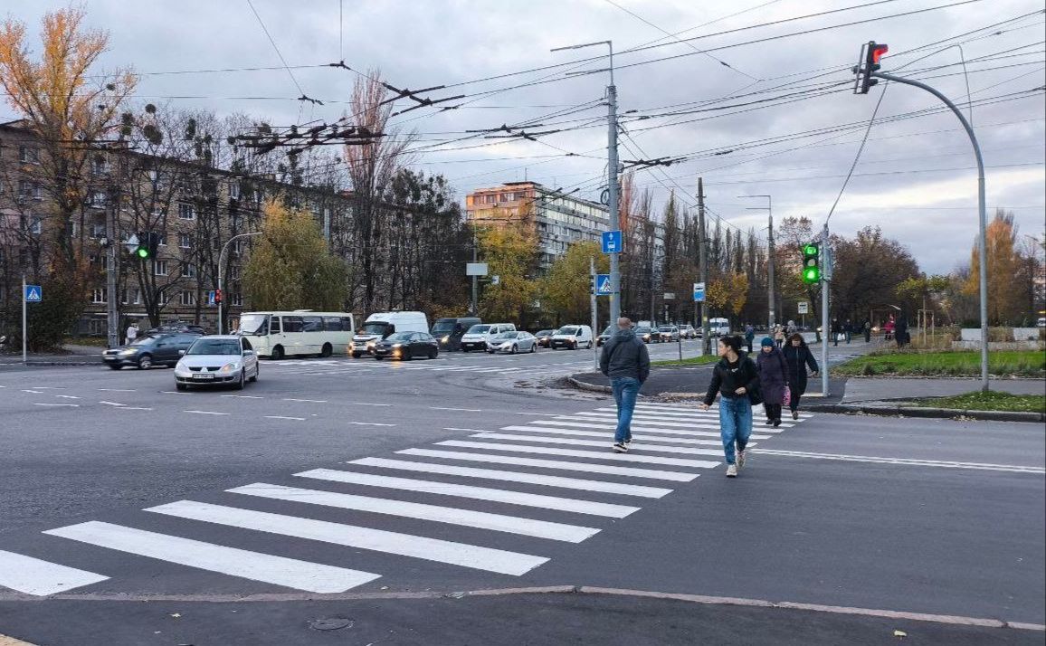 Пішоходи повинні переходити дорогу винятково у встановлених місцях. Фото: сайт КМДА