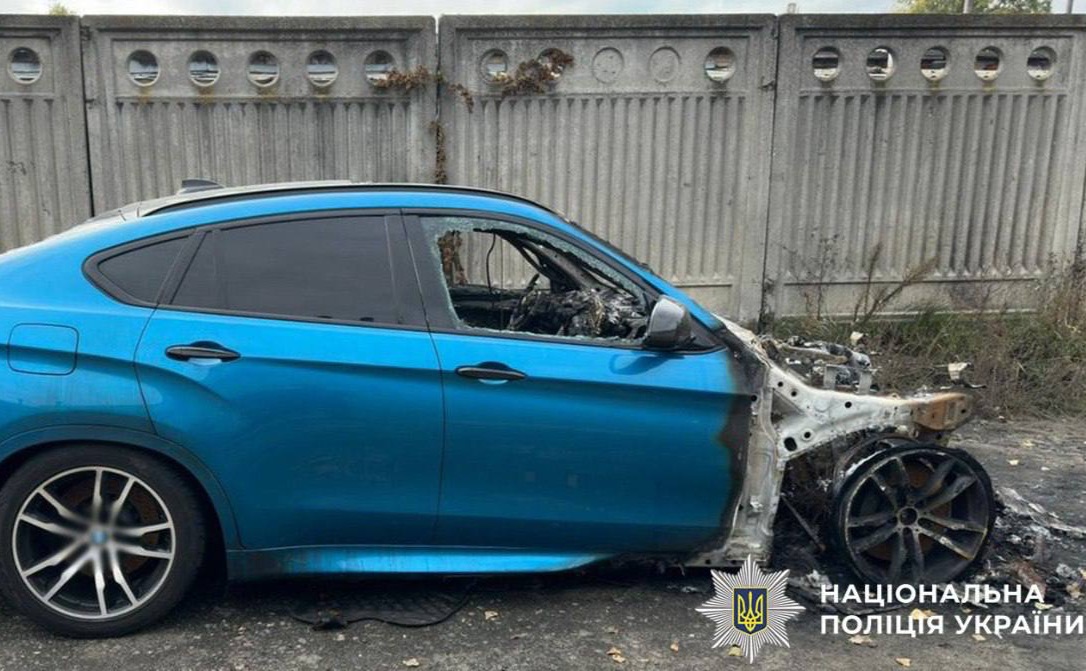Одне із підпалених авто. Фото: поліція