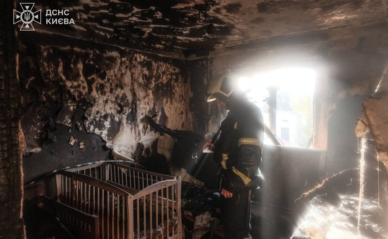 У квартирі рятувальника, яка вигоріла від атаки ворожих дронів. Фото: ГУ ДСНС Києва