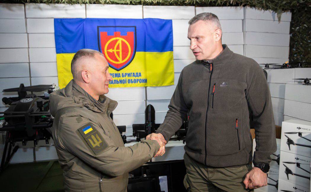 Під час передачі БпЛА. Фото: пресслужба мера