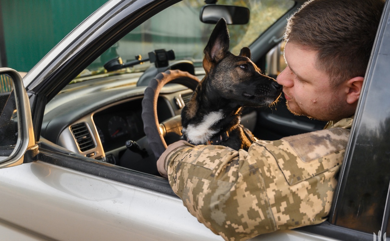 Офіцер Віктор та його песик Сімік. Фото: 5 окрема важка механізована бригада
