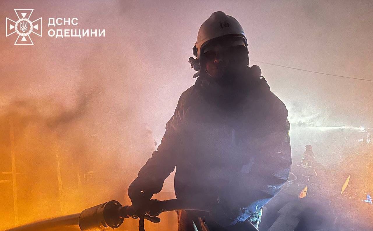 Рятувальники на місці російського терору. Фото: ДСНС Одещини
