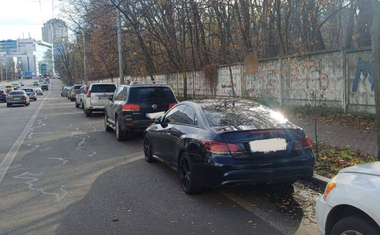 Припарковані з порушенням ПДР автомобілі на вулиці Солом’янській. Фото: Департамент територіального контролю