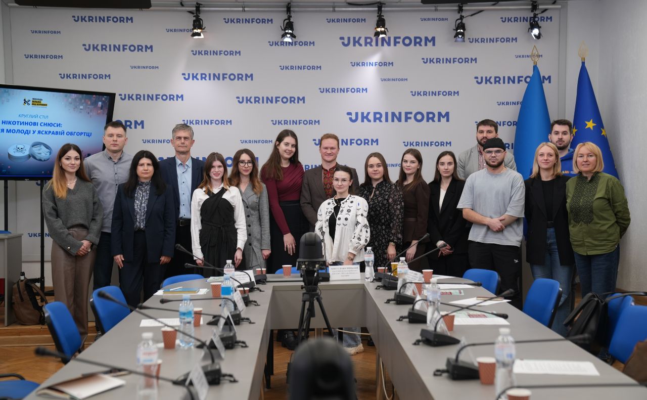 Учасники круглого столу. Фото: пресслужба всеукраїнської кампанії «Молодь вільна від куріння»