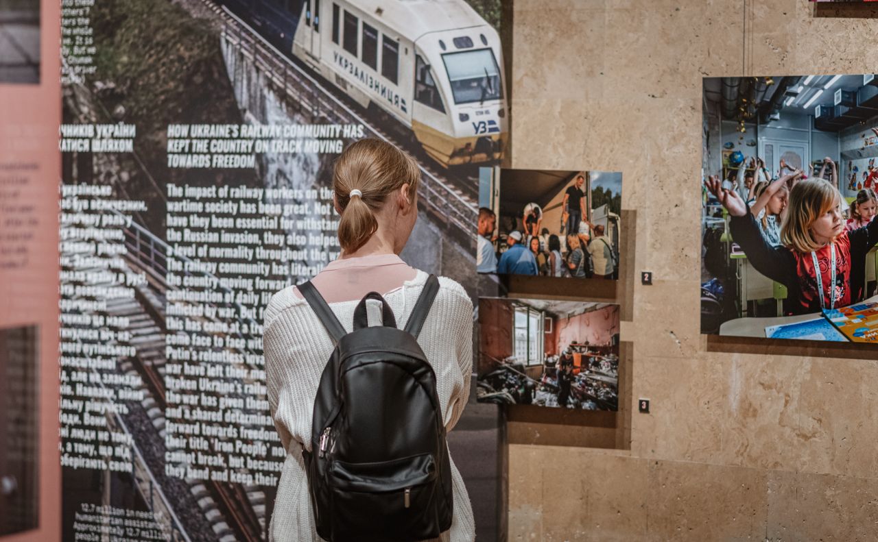 Виставка присвячена залізничникам, які щодня виконують свою роботу в умовах війни. Фото: Національний музей історії України у Другій світовій війні