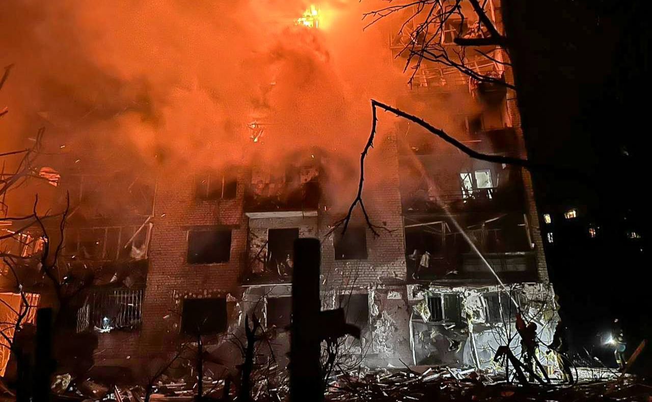 Під ударом опинилися багатоповерхівки Балаклеї. Фото: ДСНС Харківщини
