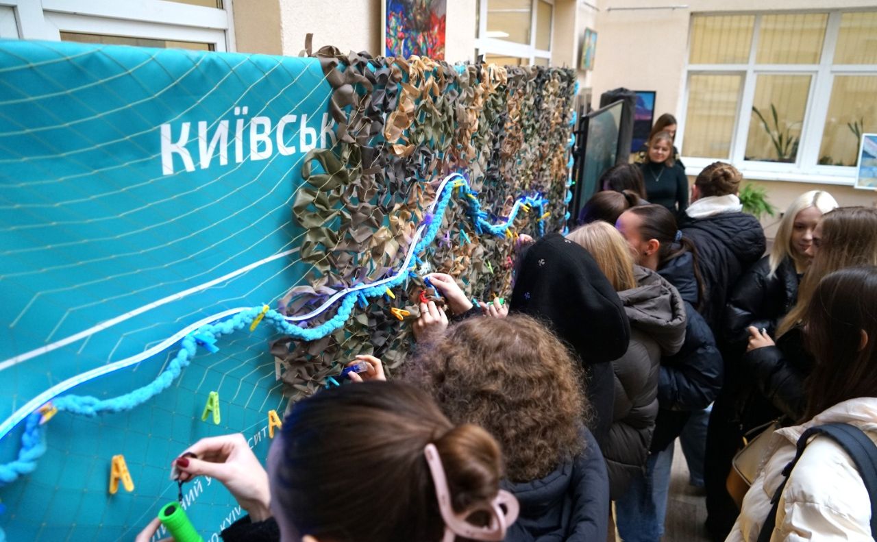 Оригінальна маскувальна сітка- експонат виставки. Фото: КМДА