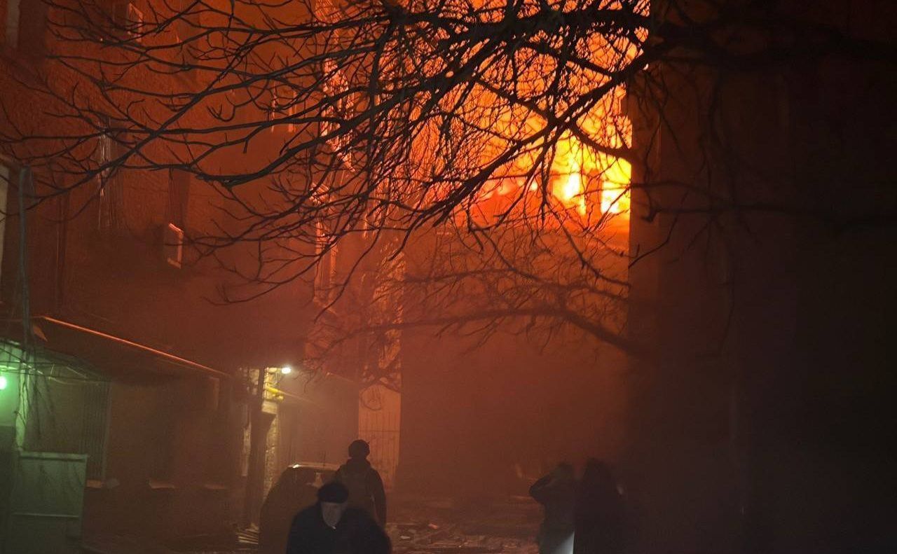 Пожежа у Дніпрі після атаки рф «шахедами». Фото: Суспільне