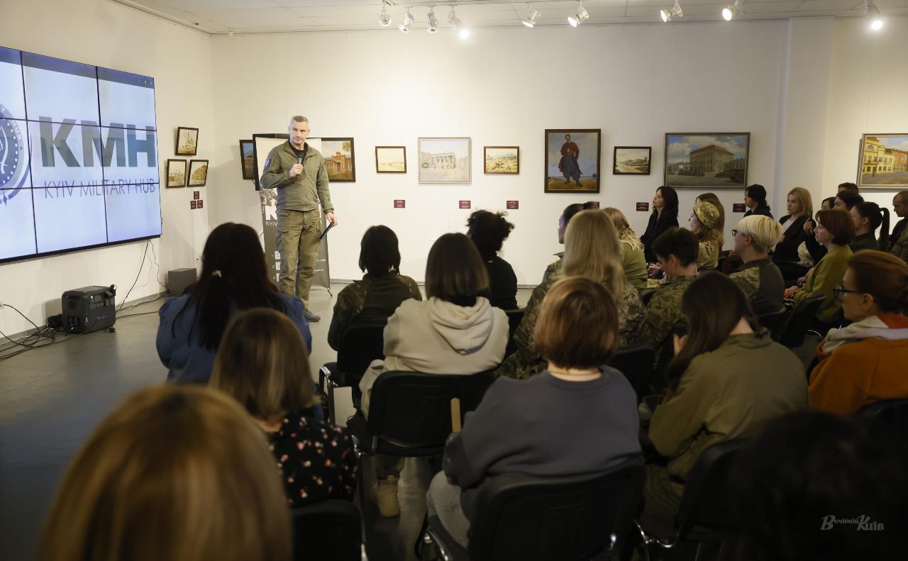 Віталій Кличко, Київський міський голова, під час спілкування з ветеранками та військовими. Фото: Борис Корпусенко