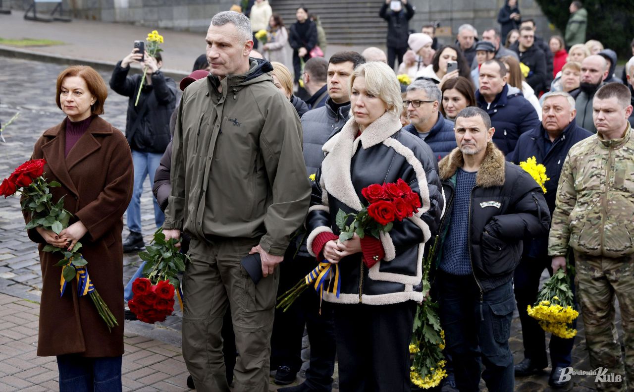 Представники столичної влади разом із волонтерами віддають шану героям. Фото: Борис Корпусенко