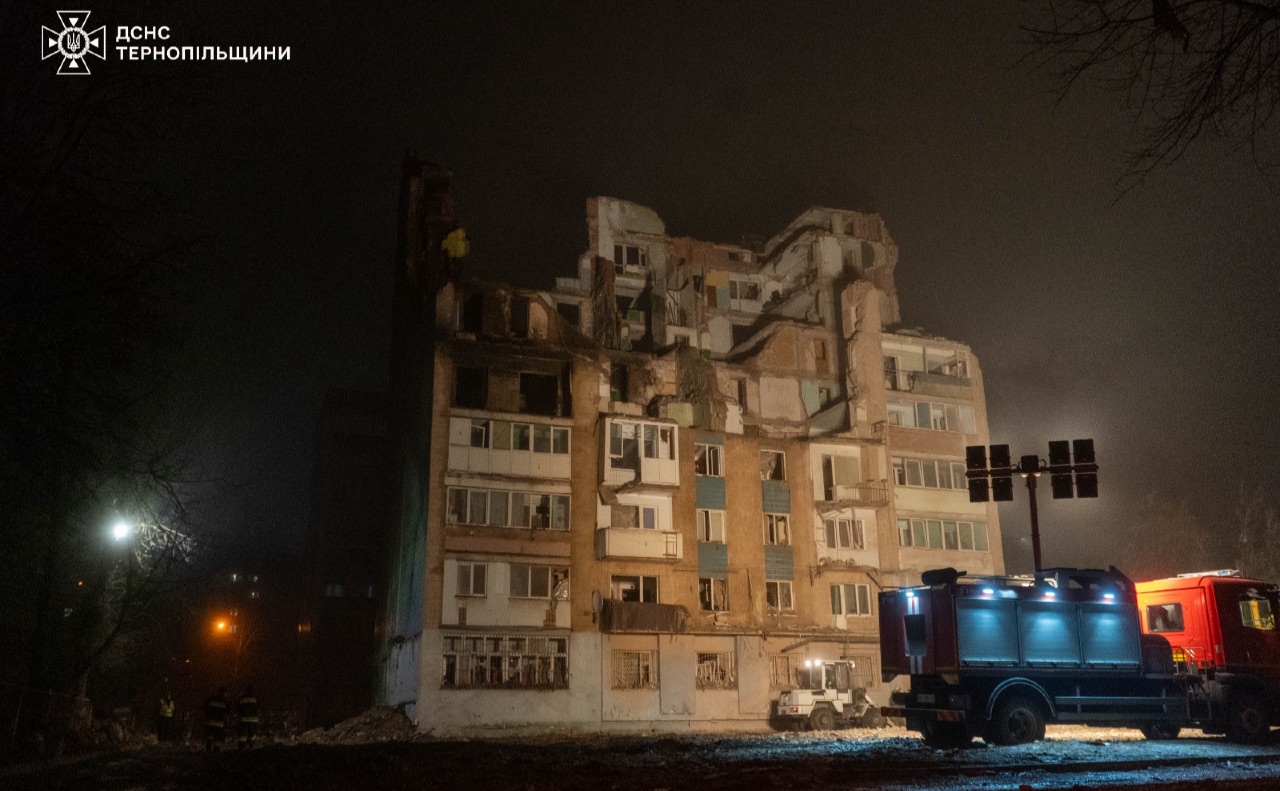 Рятувальники працювали цілодобово у складних умовах, розбираючи завали та шукаючи людей. Фото: ДСНС