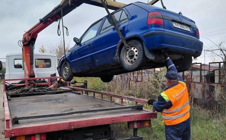 Станом на сьогодні з вулиць району прибрали вже 294 занедбані автівки. Фото: Олександр Ковтунов