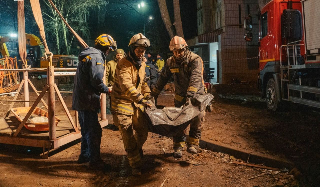 Рятувальники дістали з-під завалів тіло ще однієї жінки. Фото: ДСНС Тернопільщини