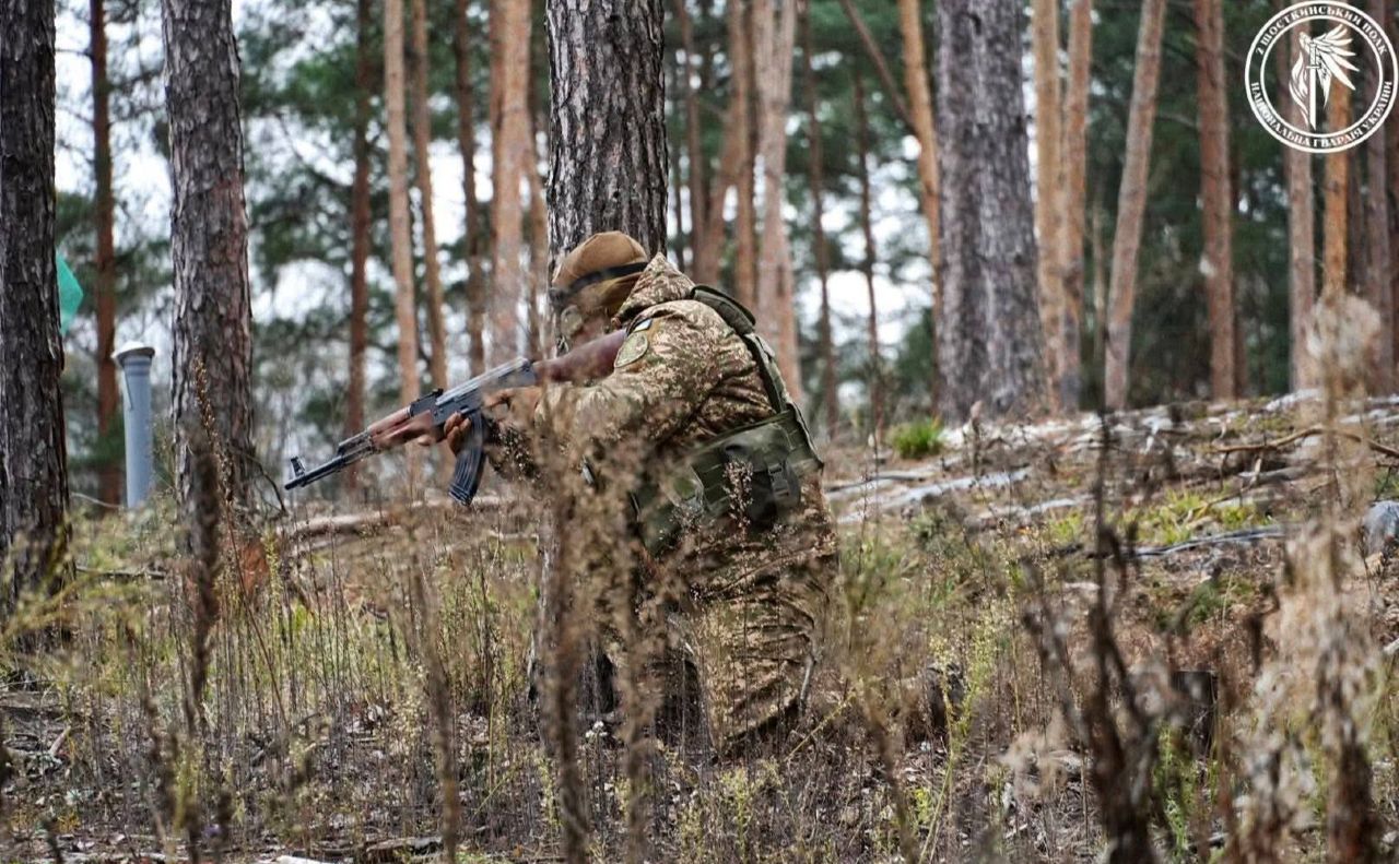 Українські воїни продовжують мужньо тримати оборону