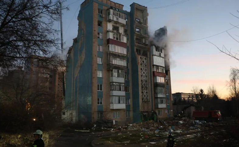 Після атаки — будинок по вулиці 15 Квітня у Тернополі, кули влучила російська ракета. Фото: ДСНС
