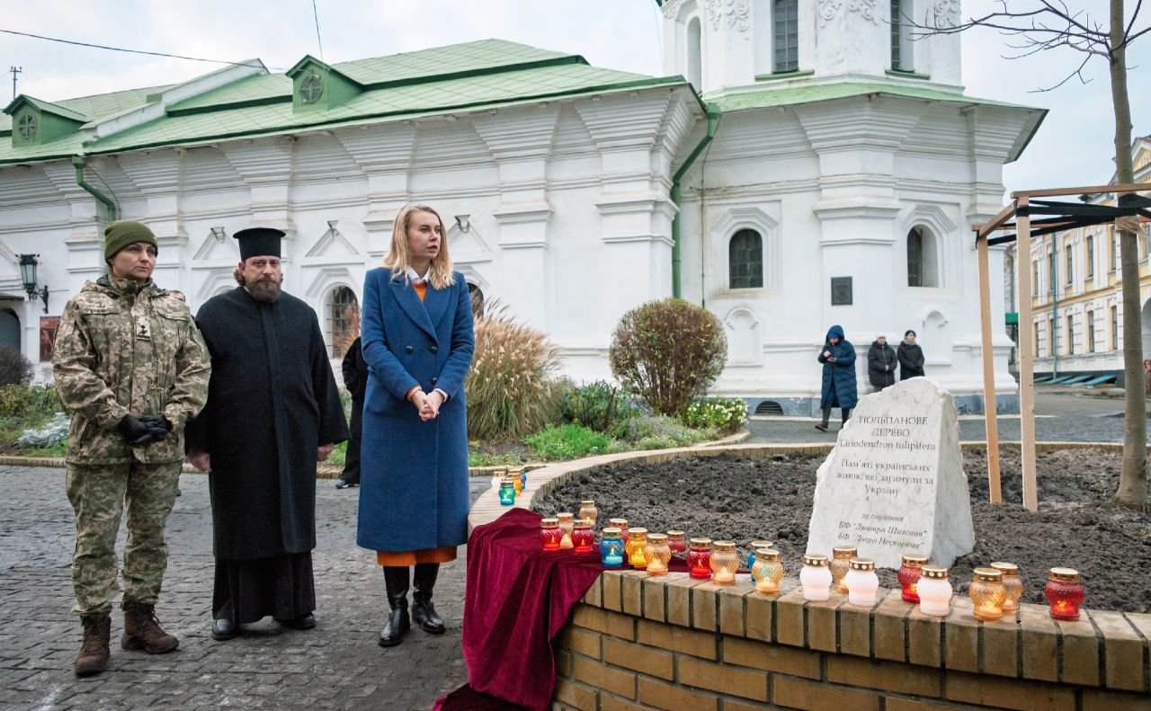Біля висадженого меморіального тюльпанового дереа у дворі лаври. Фото: Юрій Юрченко