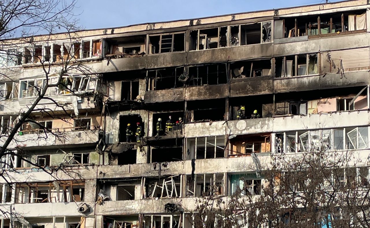 Пошкоджений «шахедом» будинок на Русанівці. Фото: Сніжана Божорк