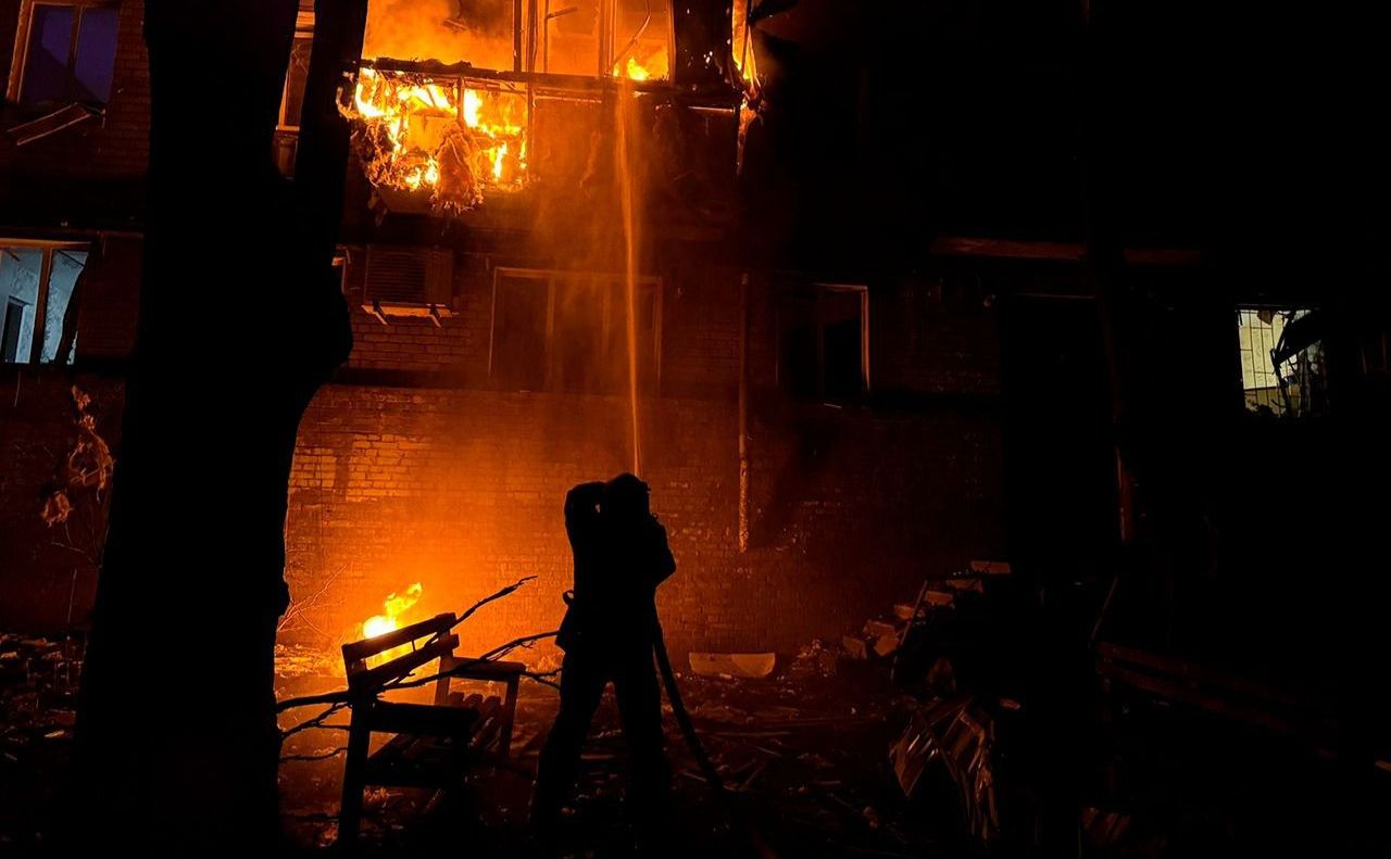 У місті зазнали пошкоджень 11 багатоповерхівок. Фото: ДСНС Запоріжжя