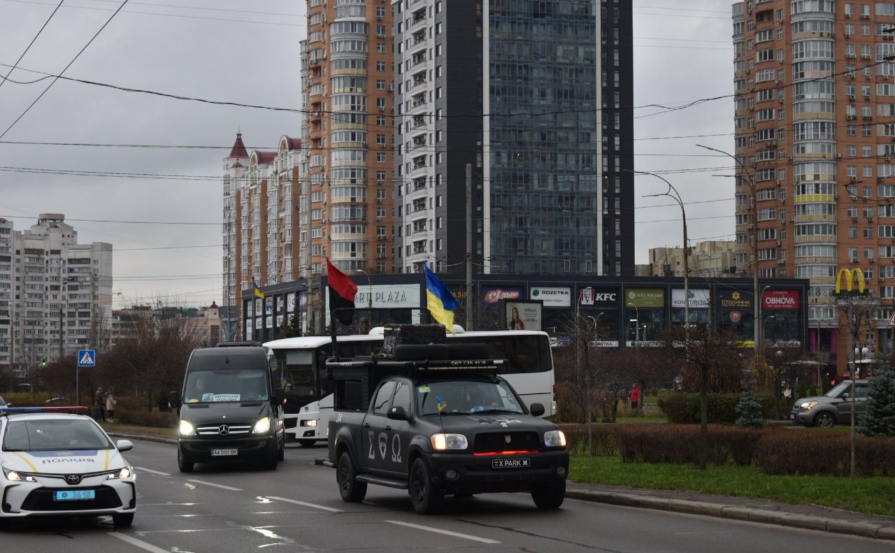 Траурний кортеж, який віз Захисника Олександра Порфуна «на щиті». Фото: фейсбук