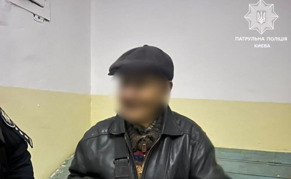 Киянин блукав по Подолу, не в змозі знайти свій дім. Фото: Нацполіція