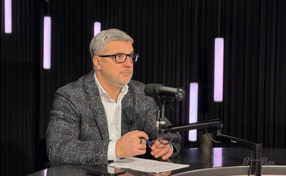 Валентин Мондриївський у студії «Київ FM». Фото: «Вечірній Київ»