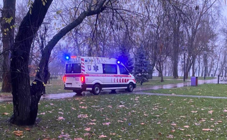 Швидка приїхала забрати пловця до лікарні. Фото: Муніципальна охорона