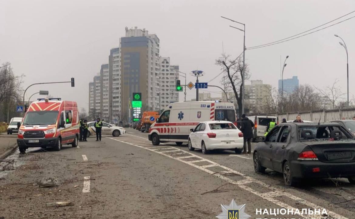 Ситуація на дорогах Києва після обстрілу. Фото: Національна поліція